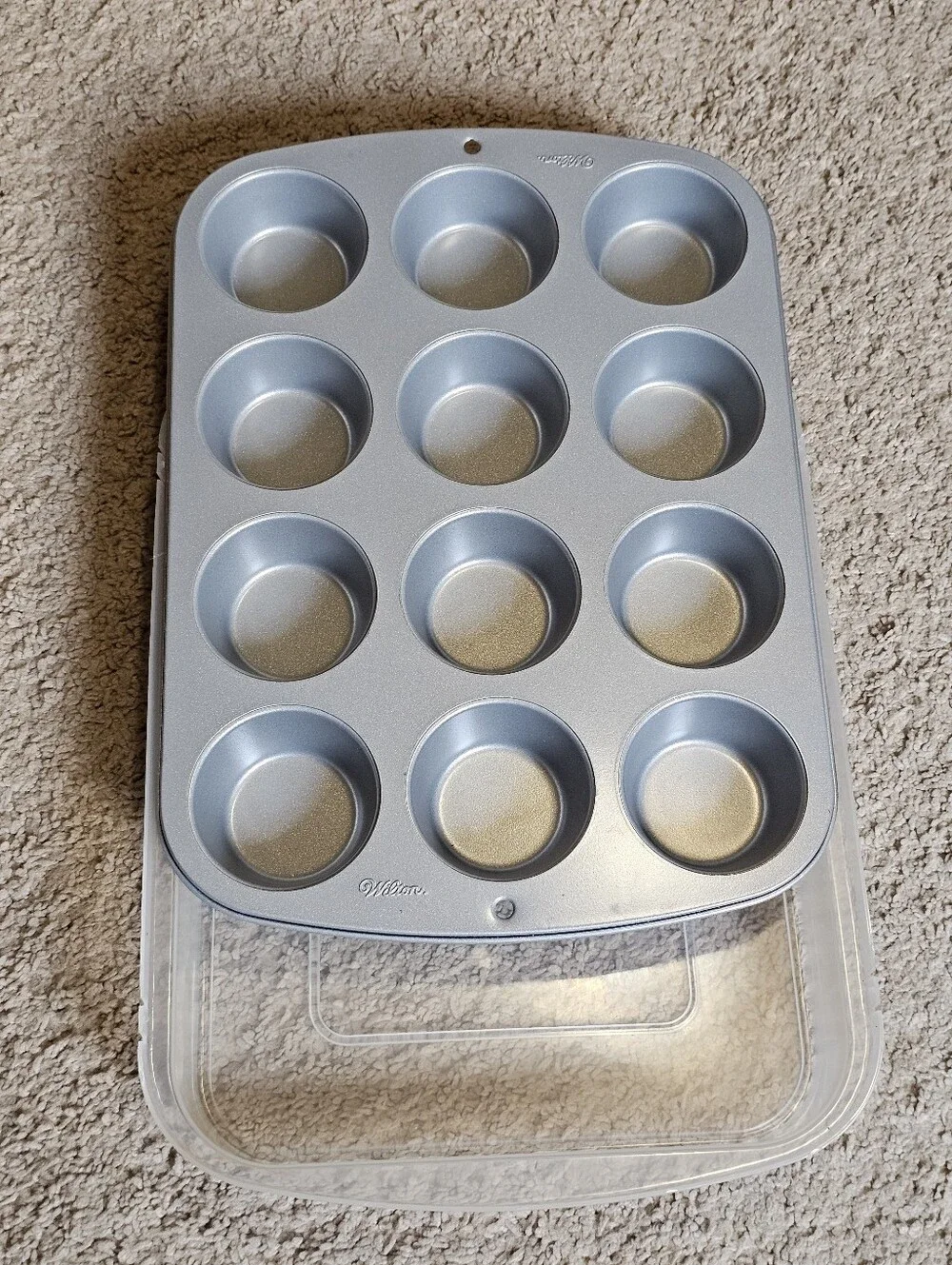 New! Wilton Premium 12 Cup Nonstick Metal Muffin / Cupcake Pan with Snap on Lid